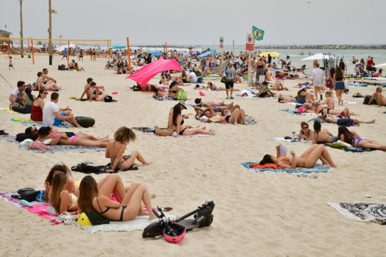 חוף ים בתל אביב בקיץ