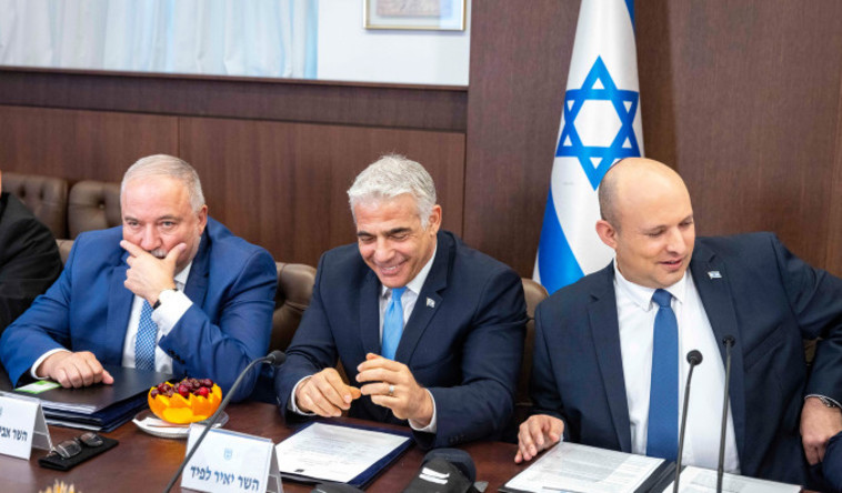 בנט, ליברמן ולפיד בישיבת הממשלה