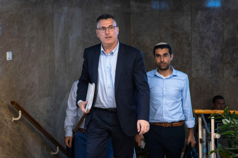 גדעון סער בכניסה בישיבת הממשלה