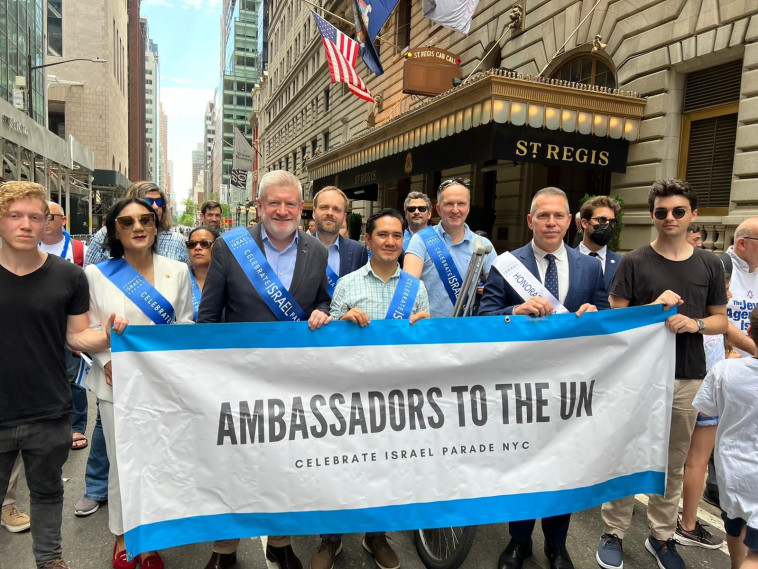 שגרירים לאו''ם בצעדת התמיכה בישראל  (צילום: ללא)