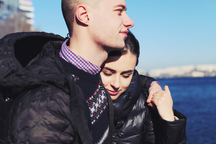 חיבוקים מרגיעים אבל רק את הנשים, אילוסטרציה