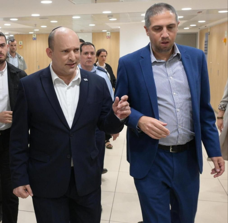 טל גן צבי, נפתלי בנט