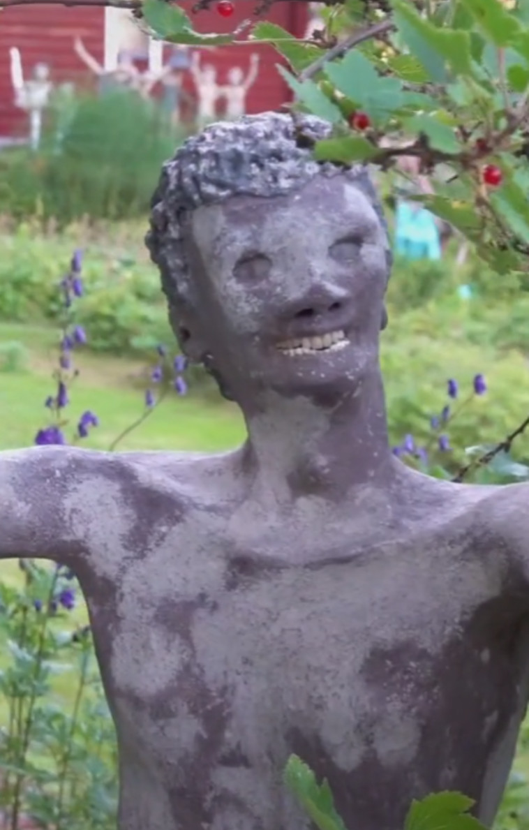 אחד הפסלים, שיניים אנושיות, עיניים בוהות