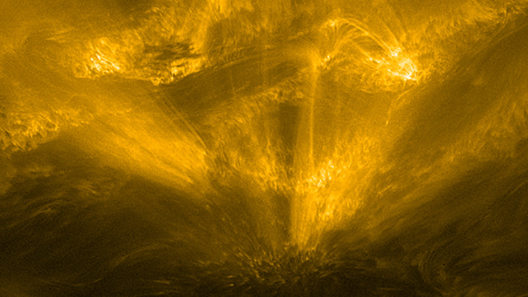 כפול בגודלו מכדור הארץ. הקיפוד הלוהט בקוטב הדרומי של השמש, כפי שצילמה החללית Solar Orbiter (צילום: סוכנות החלל האירופית, ESA)