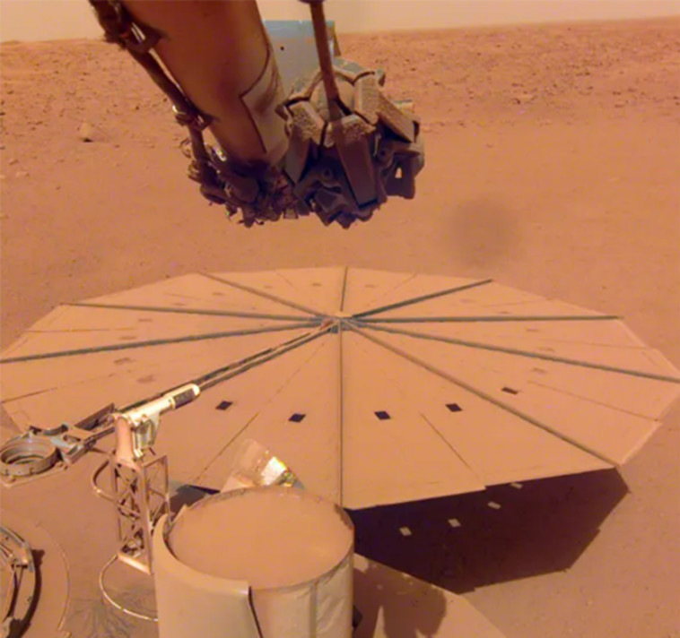 אחד משני קולטי השמש העגולים של Insight, מכוסה באבק האדמדם של מאדים