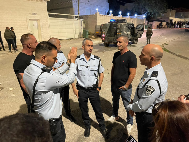 כוחות משטרה בחורה