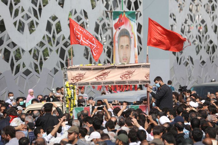 מסע הלוויה של קצין משמרות המהפכה (צילום: Majid Asgaripour/WANA (West Asia News Agency) via REUTERS)