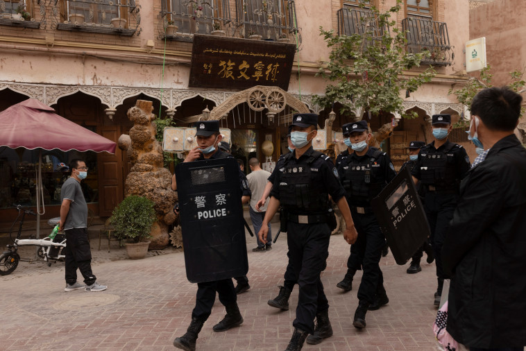 שוטרים מפטרלים במחוז שינג'יאנ (צילום: REUTERS/Thomas Peter)