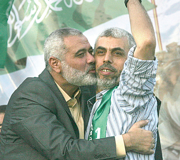 Yahya Sinwar après la libération avec Ismail Haniyeh (Photo : Abed Rahim Katib, Flash 90)