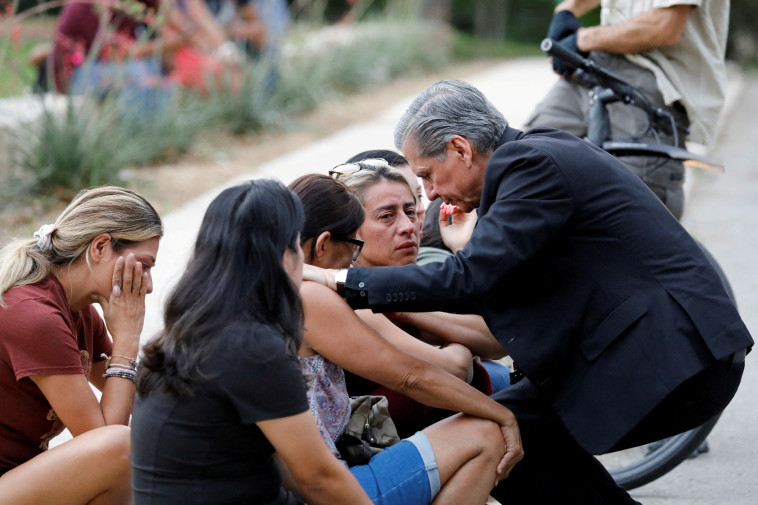 הטבח בבית הספר בטקסס (צילום: REUTERS/Marco Bello)
