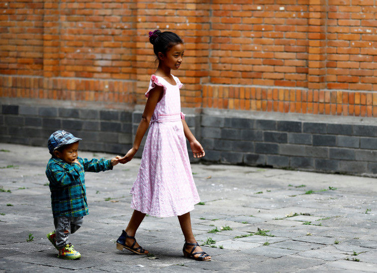 דור בהדור חפנגי ואחייניתו, חצי מגילו, פי שניים מגובהו