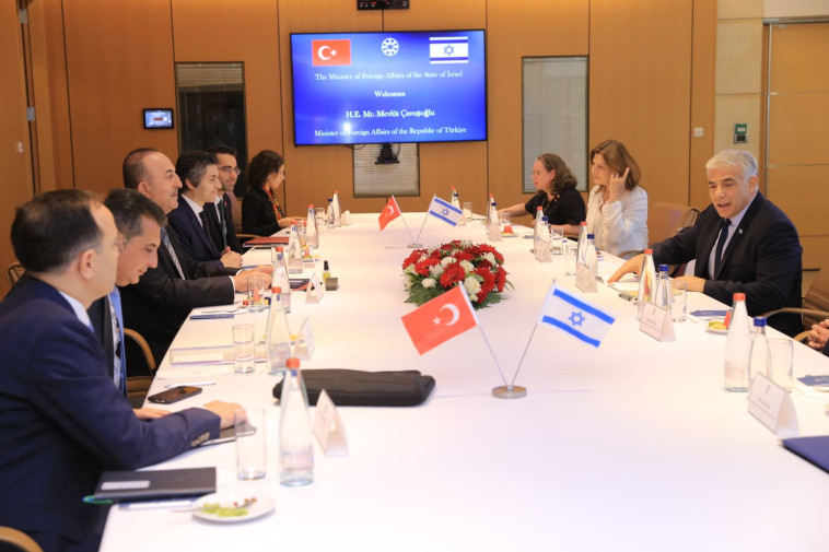 שר החוץ הטורקי בפגישה עם יאיר לפיד (צילום: אסי אפרתי, לע''מ)
