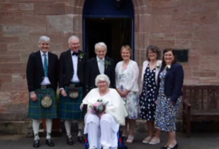 אלכס וג'יין וחמשת ילדיהם