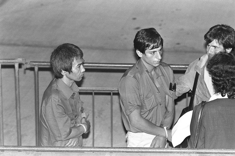 שנת 1985 קוזו אוקומטו עולה למטוס בעסקת שבויים