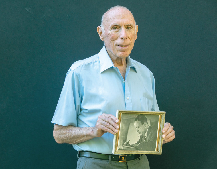 אברהם קציר עם תמונת אביו אהרן קציר ז''ל