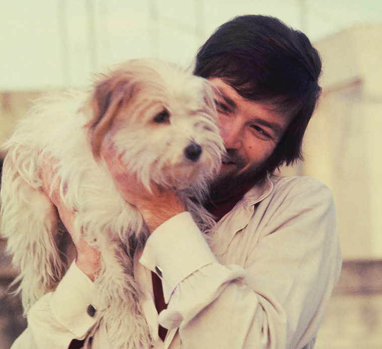 אריק איינשטיין מחזיק כלב