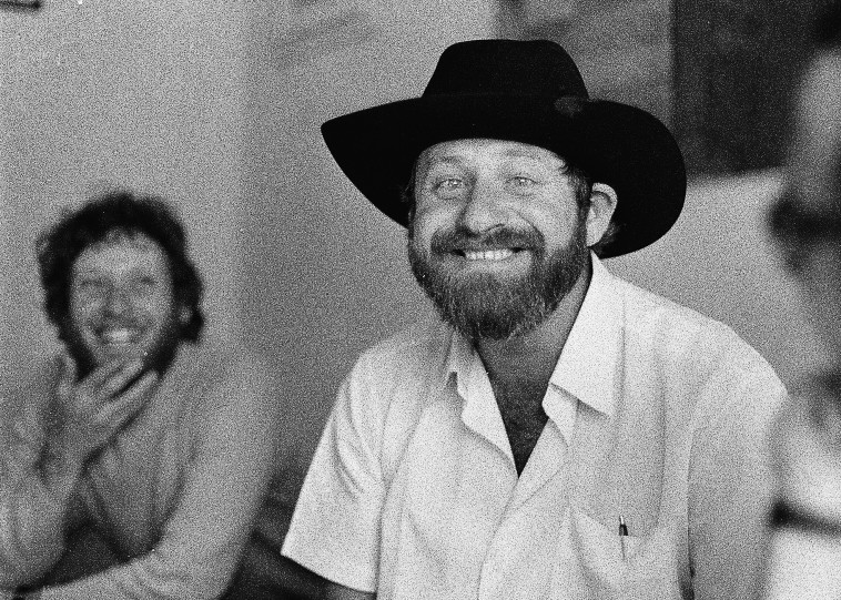 אורי זהר ומאחוריו שיסל