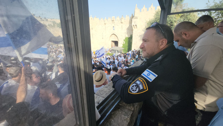 מפכ''ל המשטרה רנ''צ יעקב שבתאי בשער שכם מתצפת על מצעד הדגלים (צילום: דוברות המשטרה)