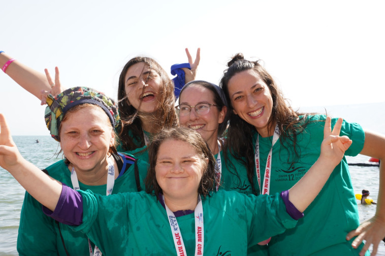 איילת וילק ומשפחתה שצלחו יחד את הכנרת