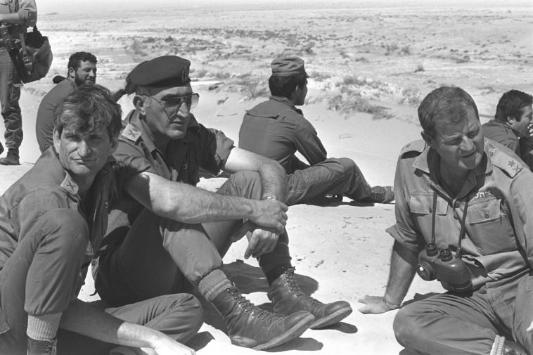 אביגדור בן גל משמאל 