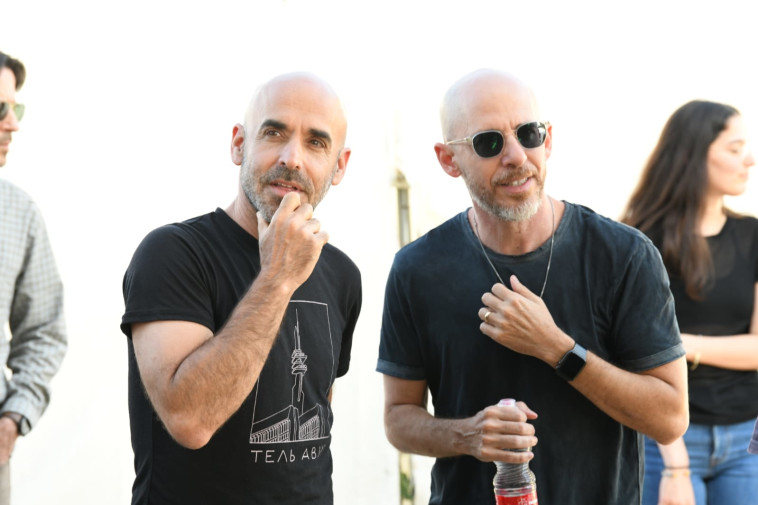 מולי שגב ואסף הראל בהלווית מודי בר און