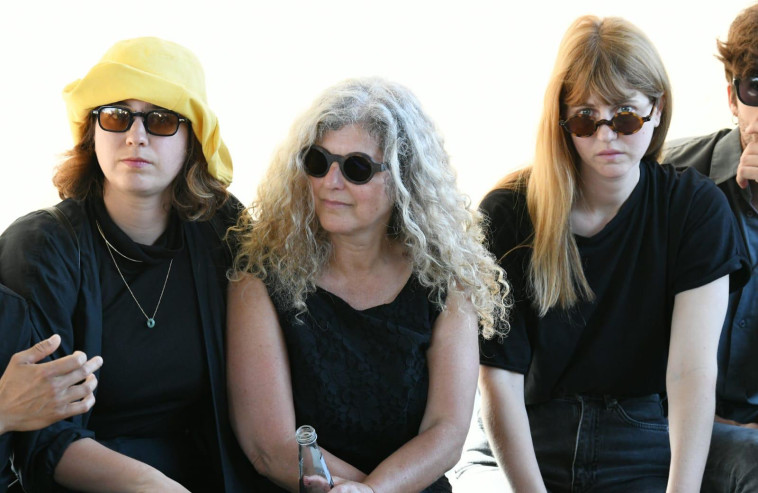 אשתו ובנותיו של מודי בר און בהלוויתו