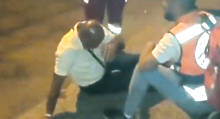  איאד חארב מקבל מכות