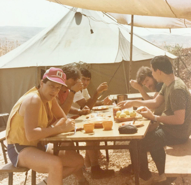 ששי קשת והלהקה - ליד אוהל בלבנון (צילום: יקי קופ)
