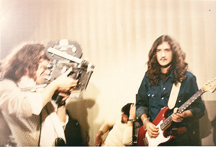 אמנון סולומון מצלם מימין את הסרט ''צעירים בישראל''