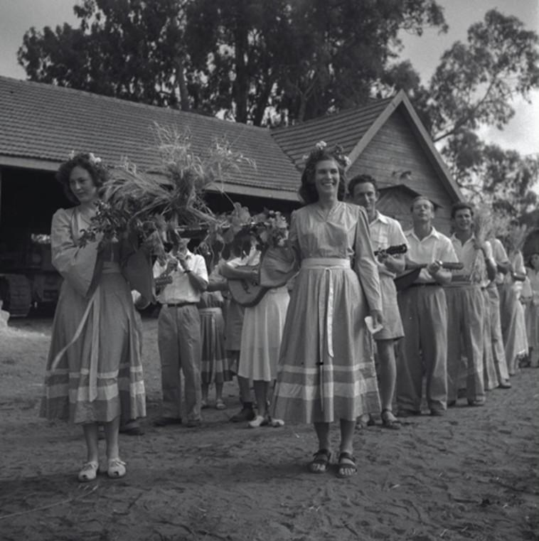 1945. הפרמיירה של היבול. שבועות בקיבוץ גן שמואל 