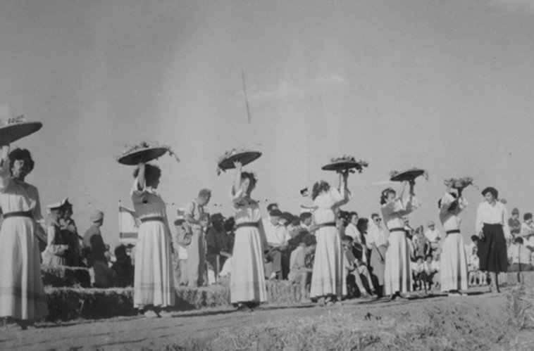 1951. Generators from the northern Negev celebrate Shavuot (Photo: Werner Brown, KKL-JNF Photo Archive)