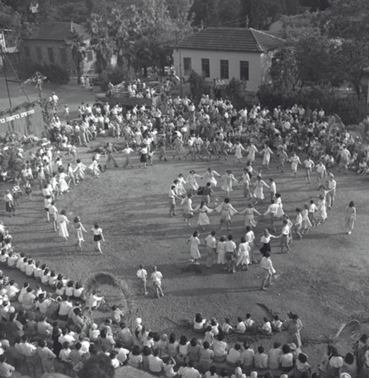 1945. הזורעים בדמעה ברינה ירקודו. שבועות בקיבוץ גן שמואל