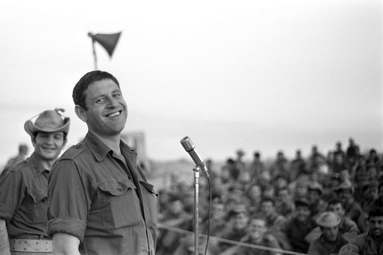 אורי זוהר ושייקה אופיר מופיעים בפני חיילים בדרום במלחמת ששת הימים