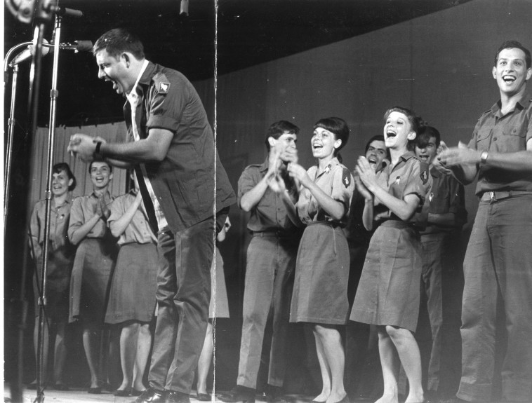 אורי זוהר בלהקת הנח''ל