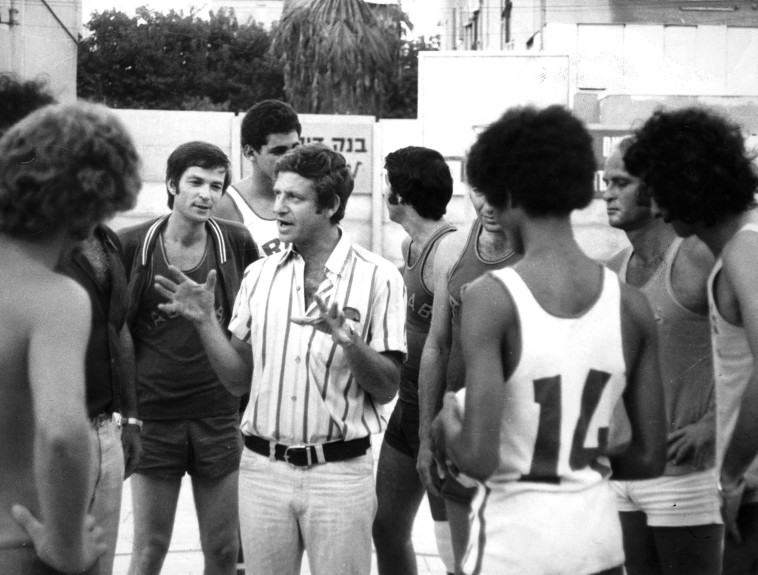 אורי זוהר בצילומי הסרט ''עיניים גדולות''