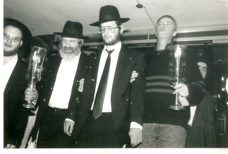 אורי זוהר מלווה את בנו שלמה לחופה