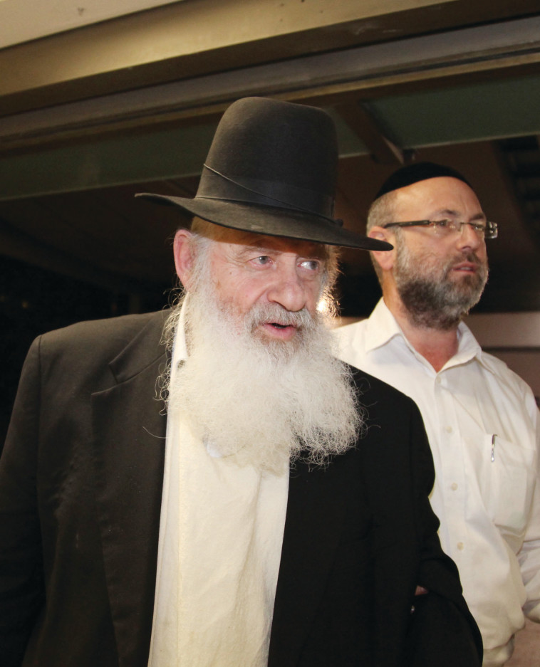 אורי זוהר בבית החולים איכילוב, לשם הובל אריק איינשטין