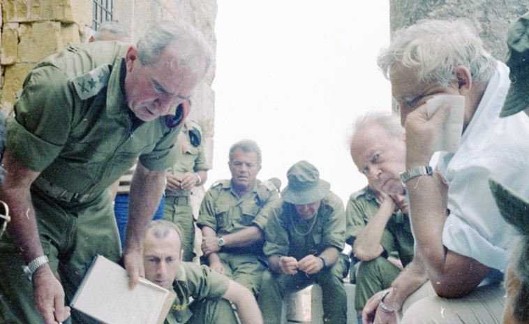 שר הביטחון אריאל שרון בלבנון בהשתתפות יצחק רבין, רפול, משה לוי ואחרים
