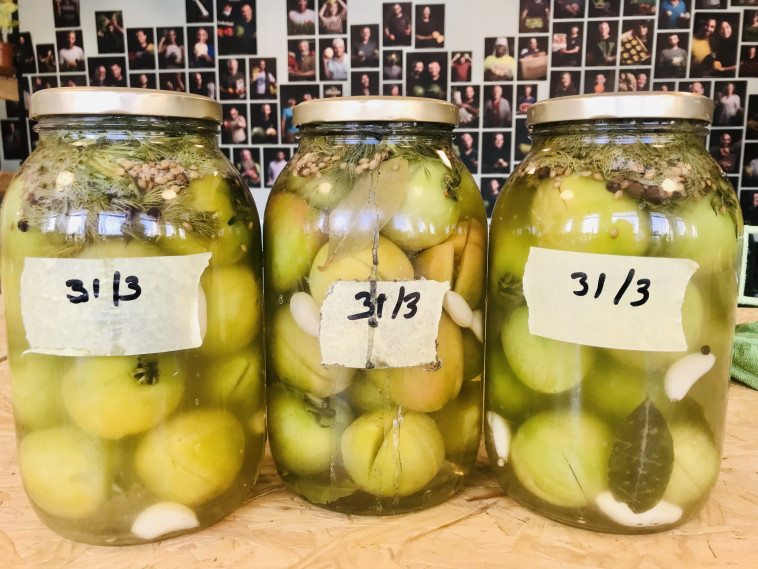 צנצנות חמוצים