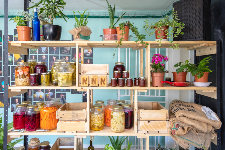 מדפי צנצנות של טכניקות שימור