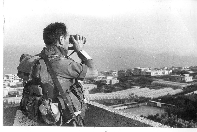 שנת 82 מלחמת לבנון הראשונה עמוס ירון צופה על צידון צילום מיכאל צרפתי במחנה (צילום:  מיכאל צרפתי במחנה)