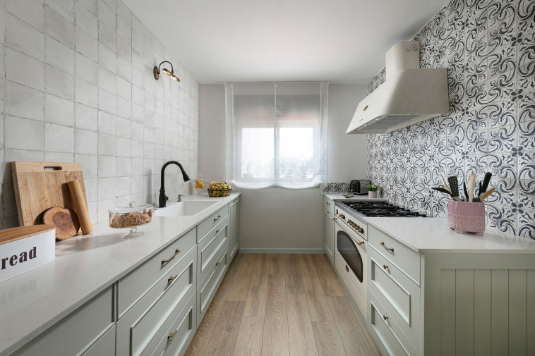 מטבח משופץ בעיצוב לטיסיה שינקמן. באדיבות אלוני