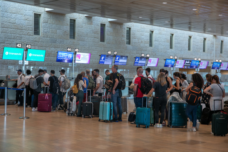 תורים ארוכים בנתב''ג (למצולמים אין קשר לנאמר בכתבה) (צילום: יוסי אלוני, פלאש 90)