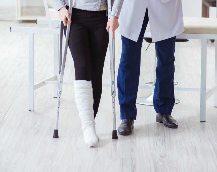 נער סבל ממחלת שרירים שגמרה לרגליו להתקפל