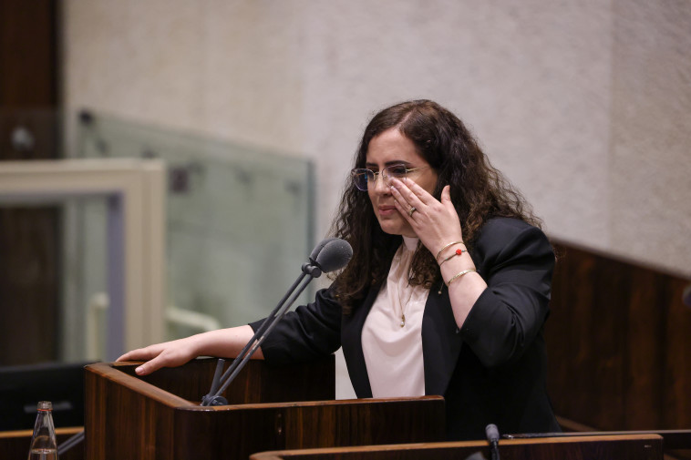 חברת הכנסת נעמה לזימי דומעת על דוכן הנאומים במליאה
