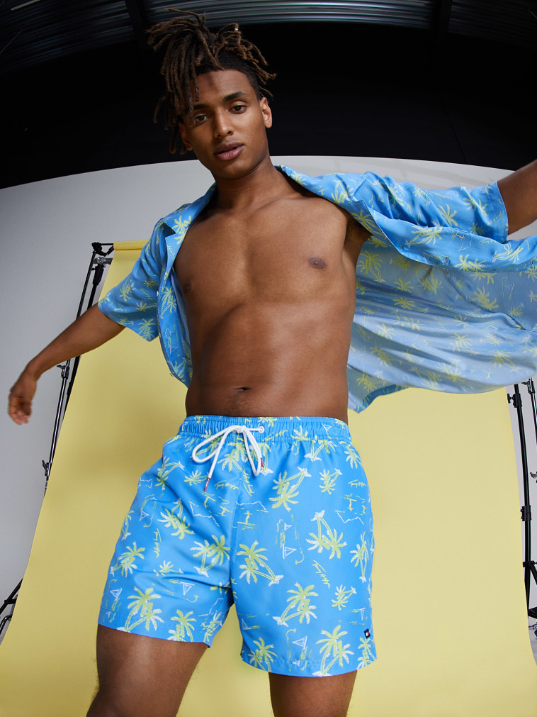 טומי הילפיגר, להשיג בחנויות הדגל