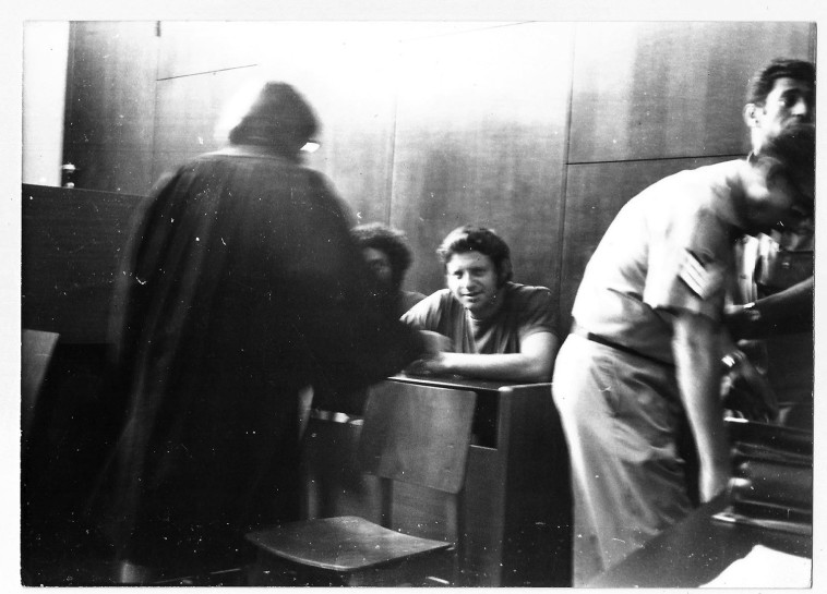 אורי זוהר באולם המעצרים (צילום: ארכיון פרטי)