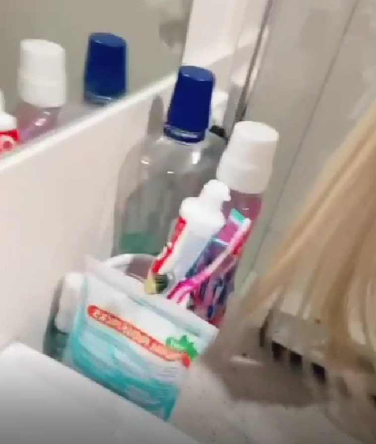 שתי מברשות שיניים, אחת ורודה