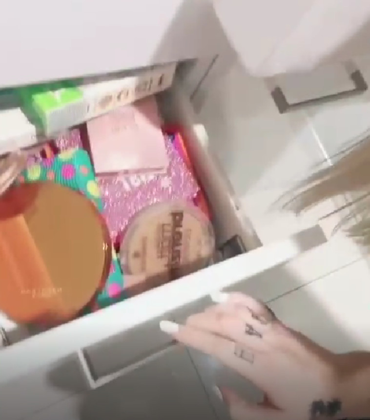 המגירה היתה עמוסת ראיות, היילי מגלה שהגבר איתו נפגשה - נשוי