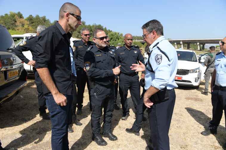 מפכ''ל המשטרה קובי שבתאי בהערכת מצב בחיפושים אחר הנעדרת ספיר נחום (צילום: דוברות המשטרה)